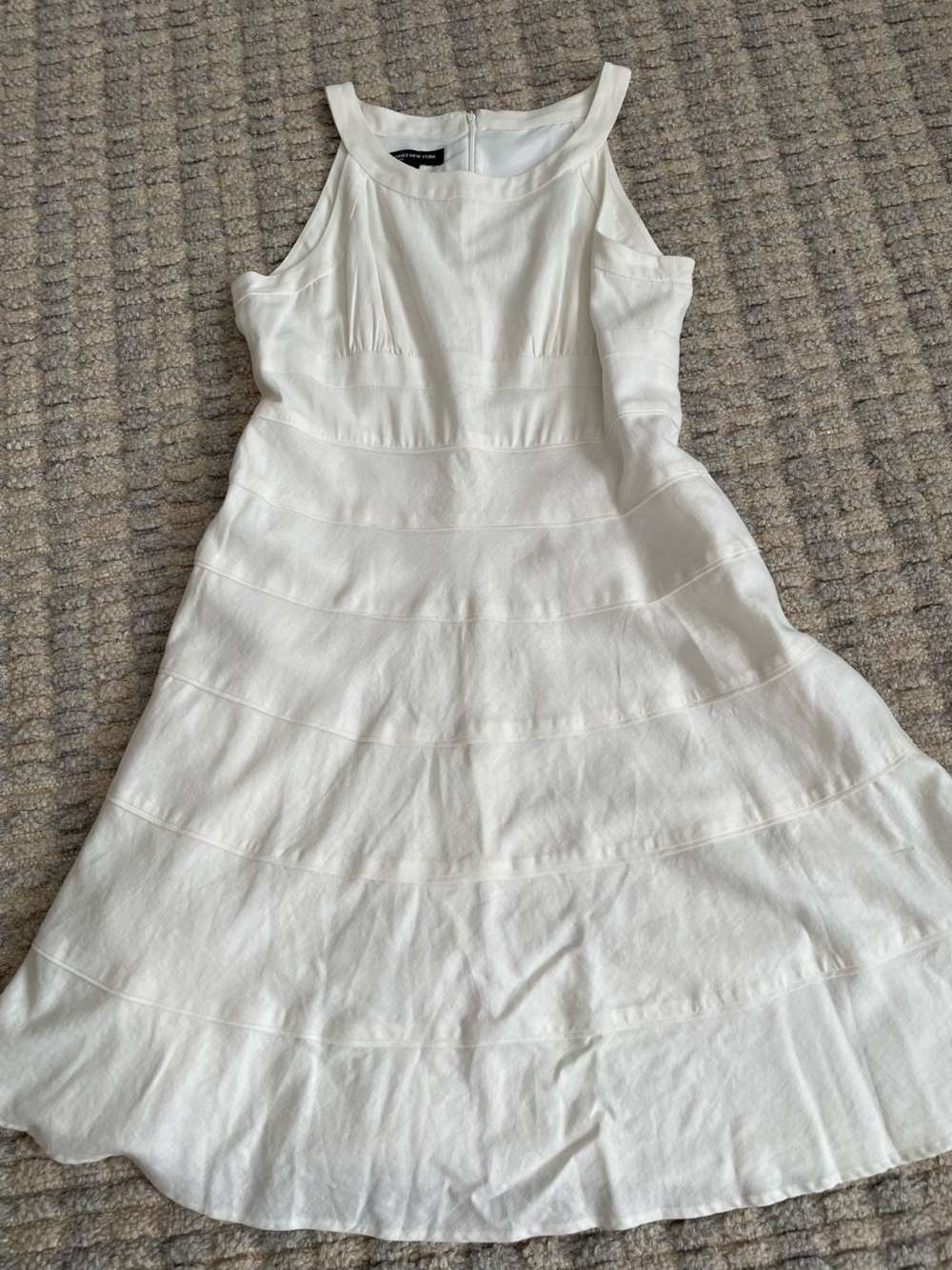 White linen dress, lined
JONES OF NEW YORK